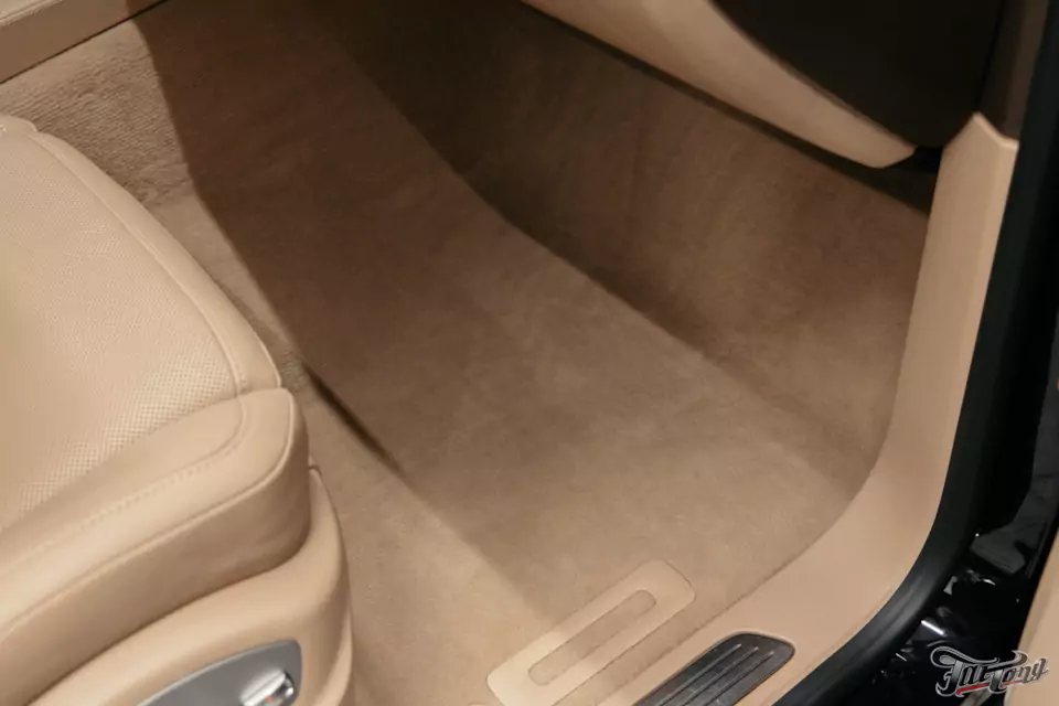 Комплексная химчистка салона и обработка кожи керамикой для Porsche Cayenne